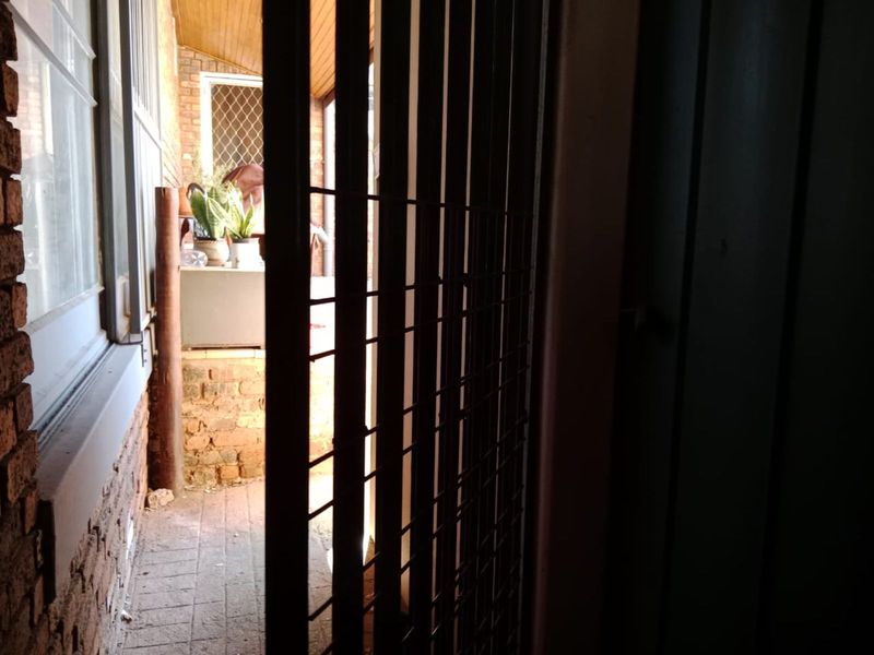 House For Sale in Mountain View - Photo 6