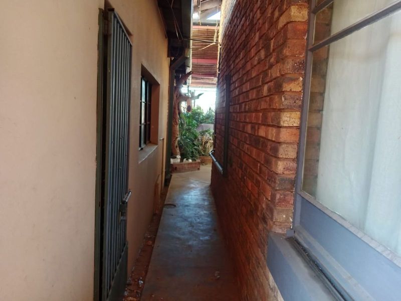 House For Sale in Mountain View - Photo 5