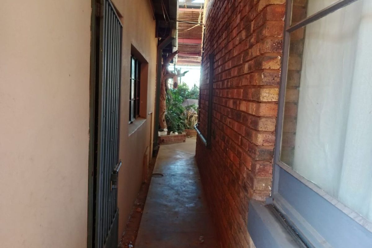 House For Sale in Mountain View - Photo 5