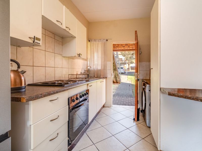 Apartment For Sale in Wilgeheuwel - Photo 6