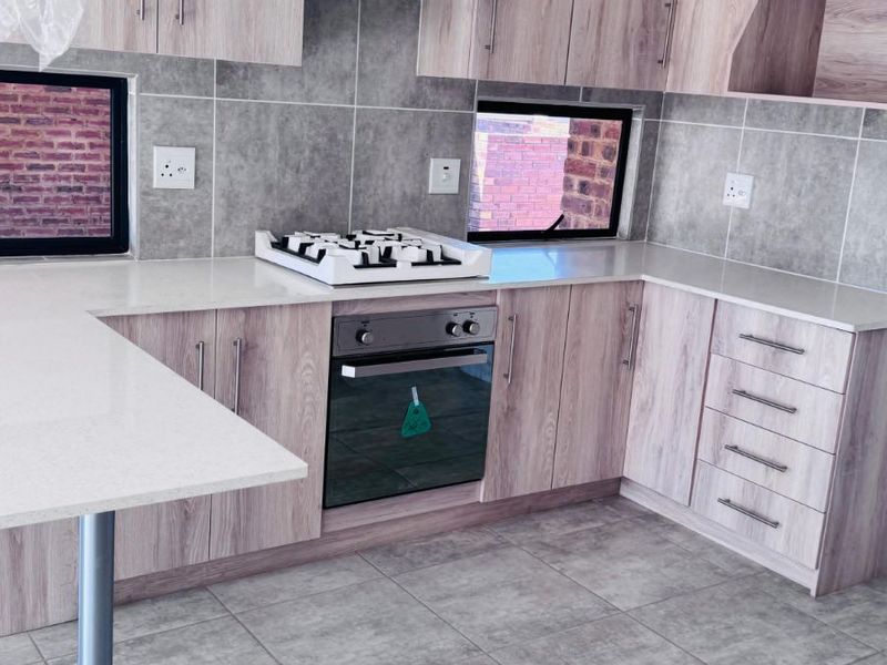 Townhouse For Sale in Jackaroo Park - Photo 7