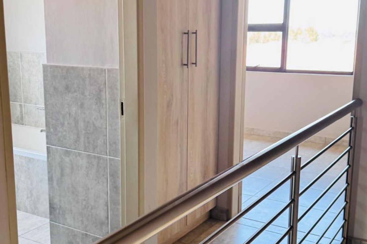 Townhouse For Sale in Jackaroo Park - Photo 2