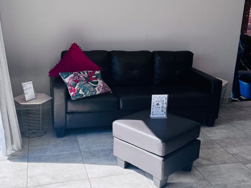 Townhouse For Sale in Jackaroo Park - Photo 3