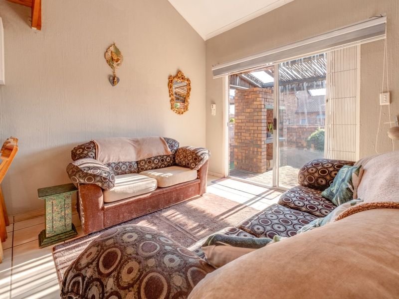 Townhouse For Sale in Weltevreden Park - Photo 9