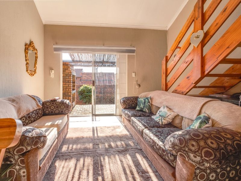 Townhouse For Sale in Weltevreden Park - Photo 7