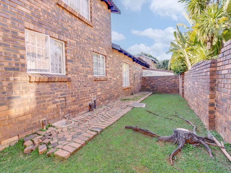 Townhouse For Sale in Weltevreden Park - Photo 6