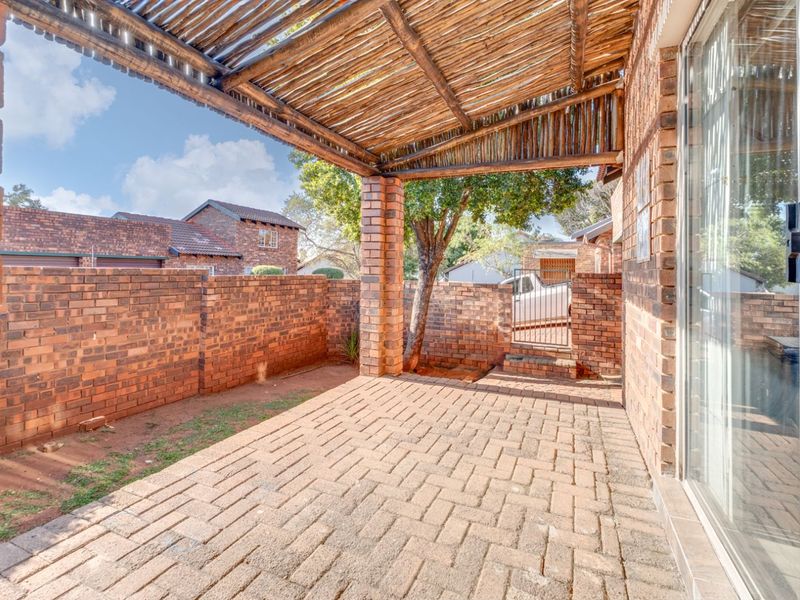 Townhouse For Sale in Weltevreden Park - Photo 2