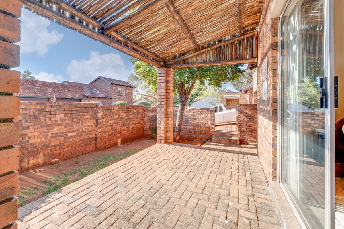 Townhouse For Sale in Weltevreden Park - Photo 2