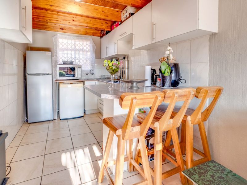 Townhouse For Sale in Weltevreden Park - Photo 10