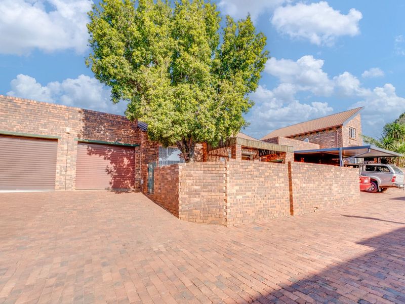 Townhouse For Sale in Weltevreden Park - Photo 5