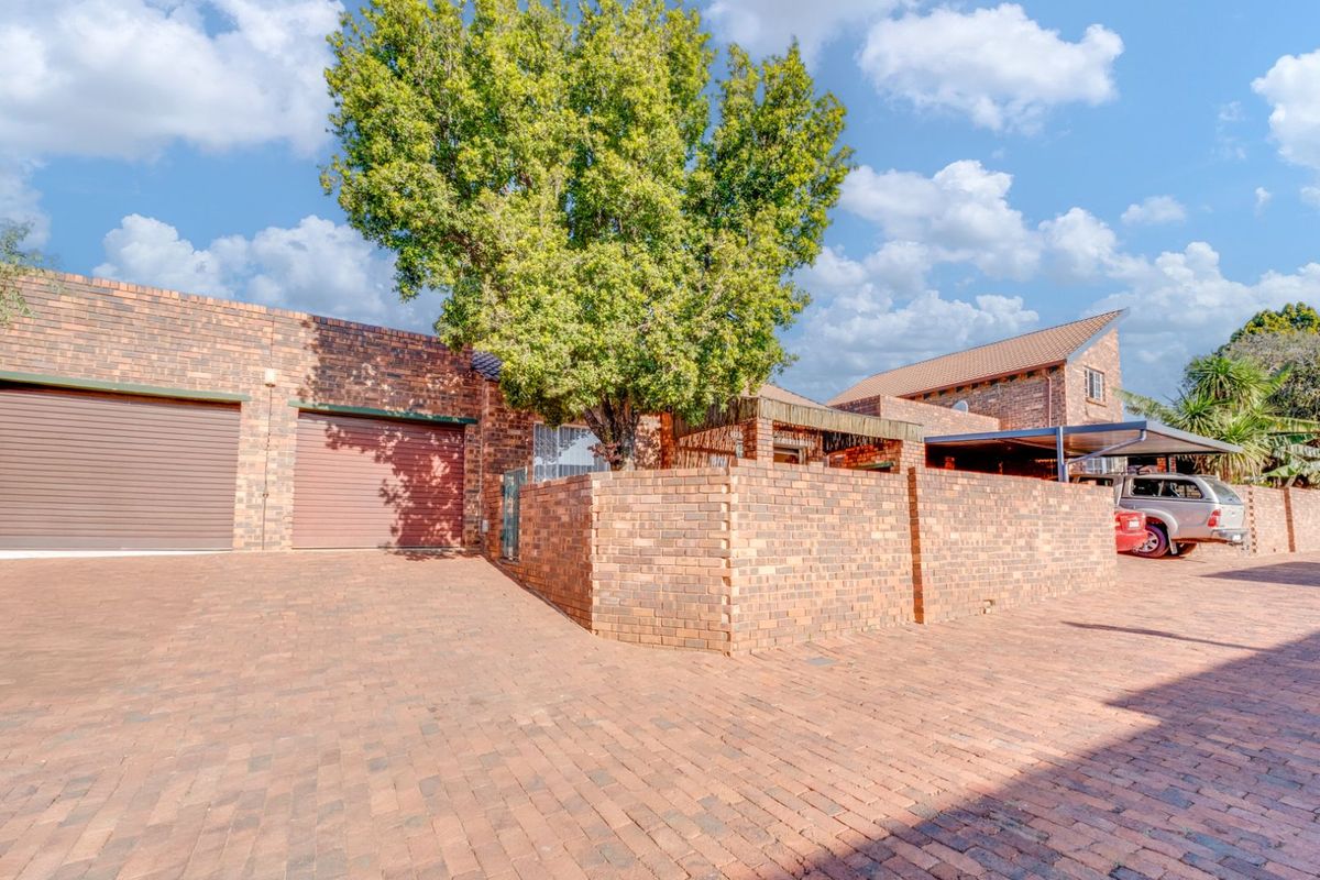 Townhouse For Sale in Weltevreden Park - Photo 5