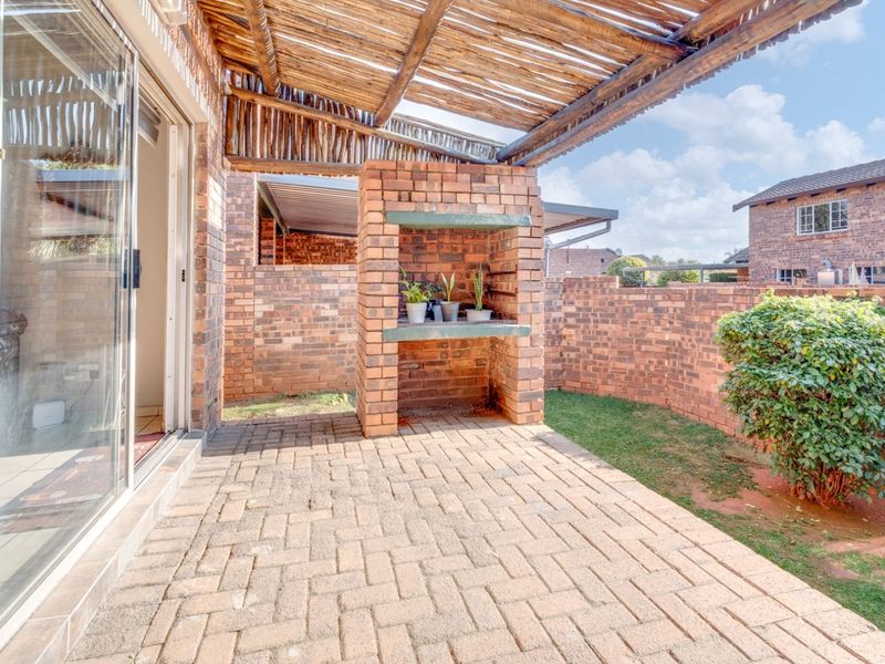 Townhouse For Sale in Weltevreden Park - Photo 3