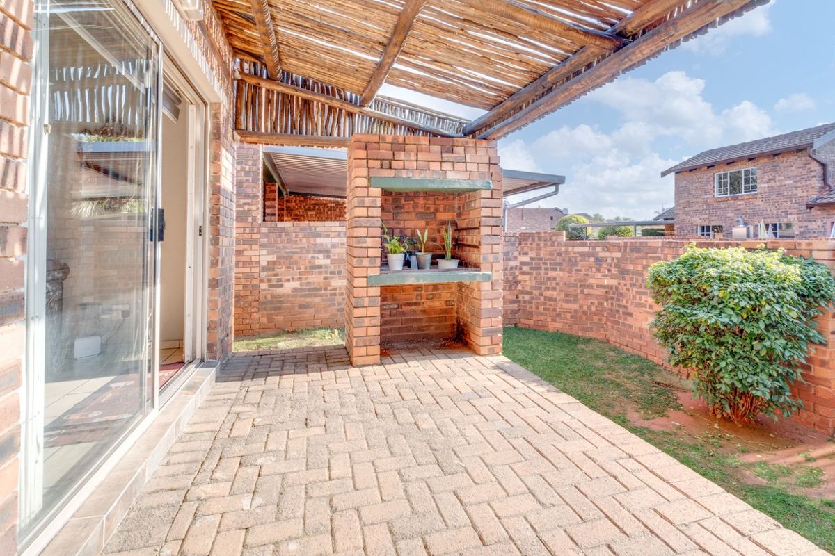 Townhouse For Sale in Weltevreden Park - Photo 3
