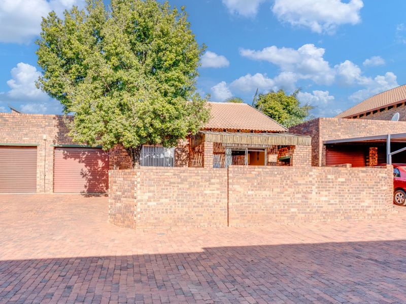 Townhouse For Sale in Weltevreden Park - Photo 4