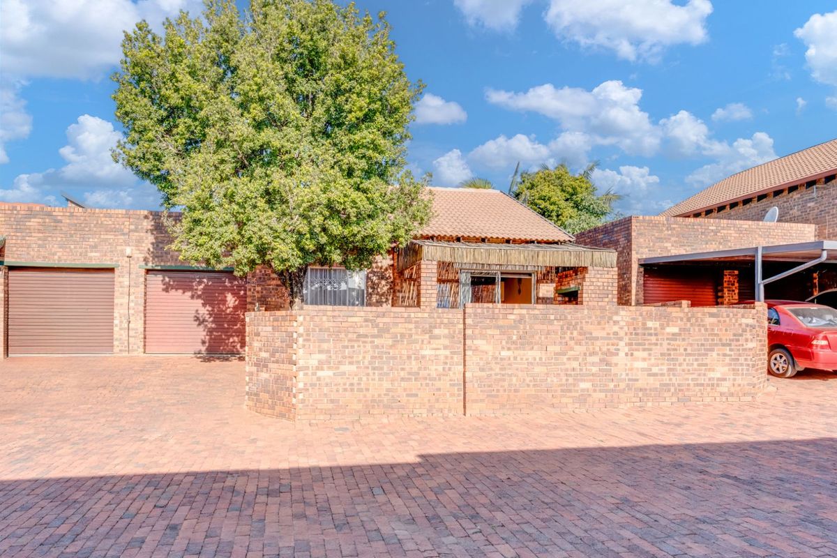 Townhouse For Sale in Weltevreden Park - Photo 4