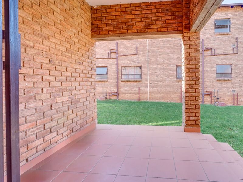 Apartment For Sale in Wilgeheuwel - Photo 3