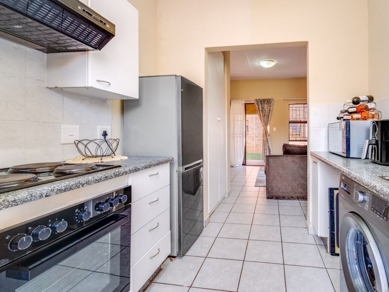 Apartment For Sale in Wilgeheuwel - Photo 8