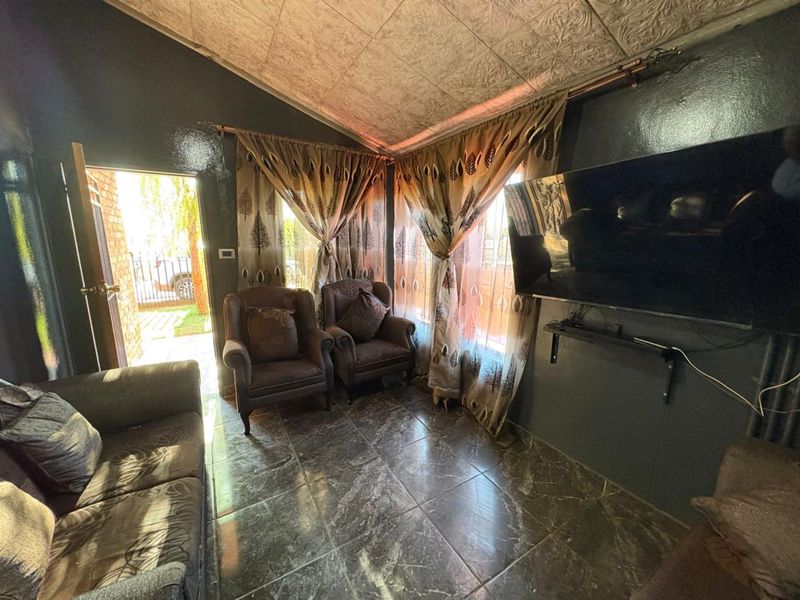 House For Sale in Roodepan - Photo 5