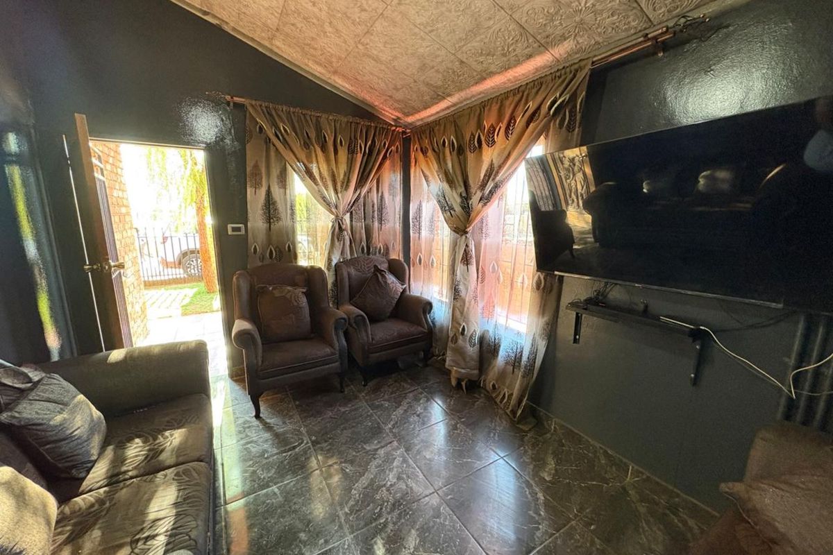 House For Sale in Roodepan - Photo 5