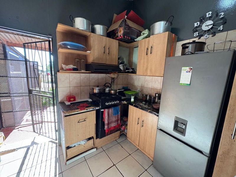 House For Sale in Roodepan - Photo 4