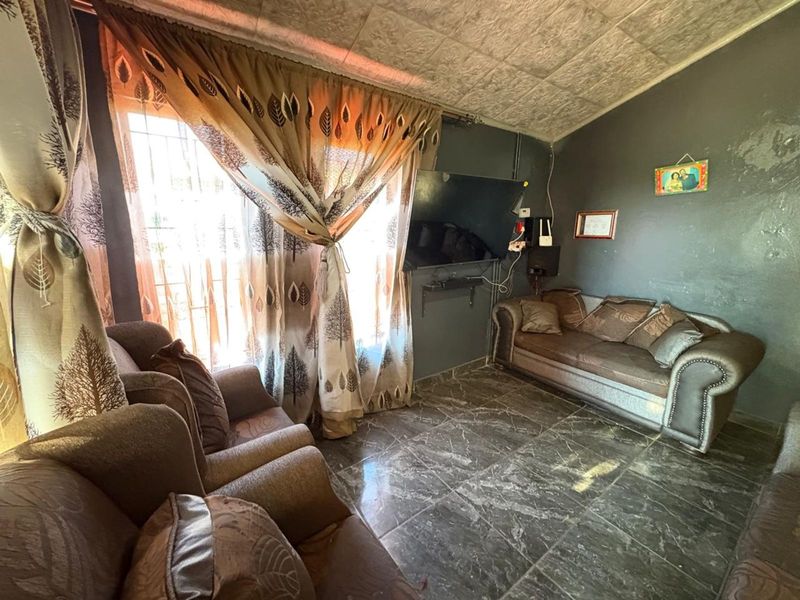 House For Sale in Roodepan - Photo 2