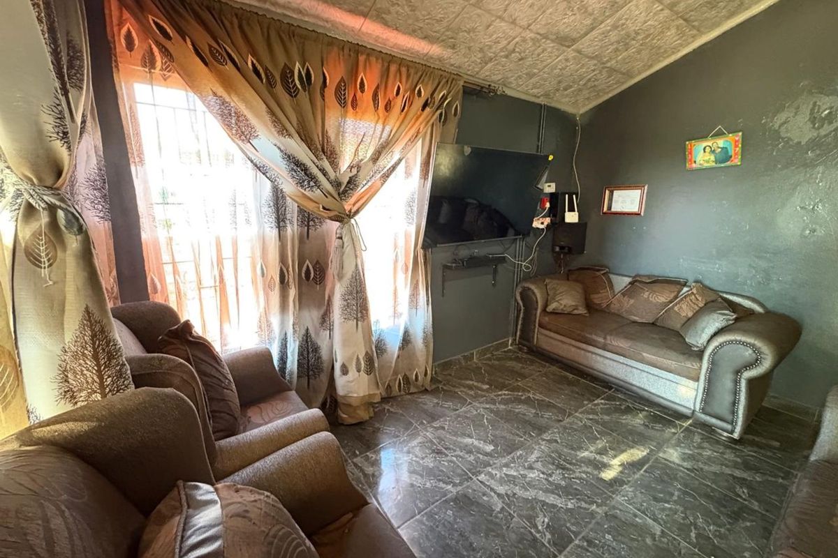 House For Sale in Roodepan - Photo 2