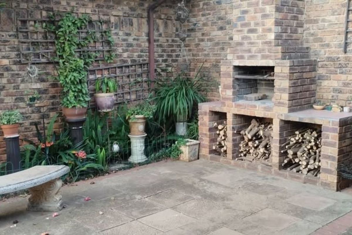 Townhouse For Sale in Windsor East - Photo 4