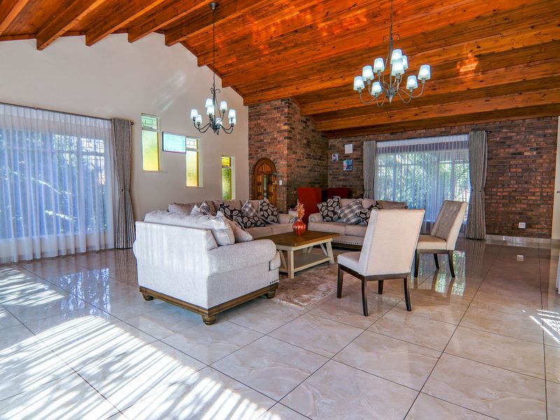 House For Sale in Wierda Park - Photo 2