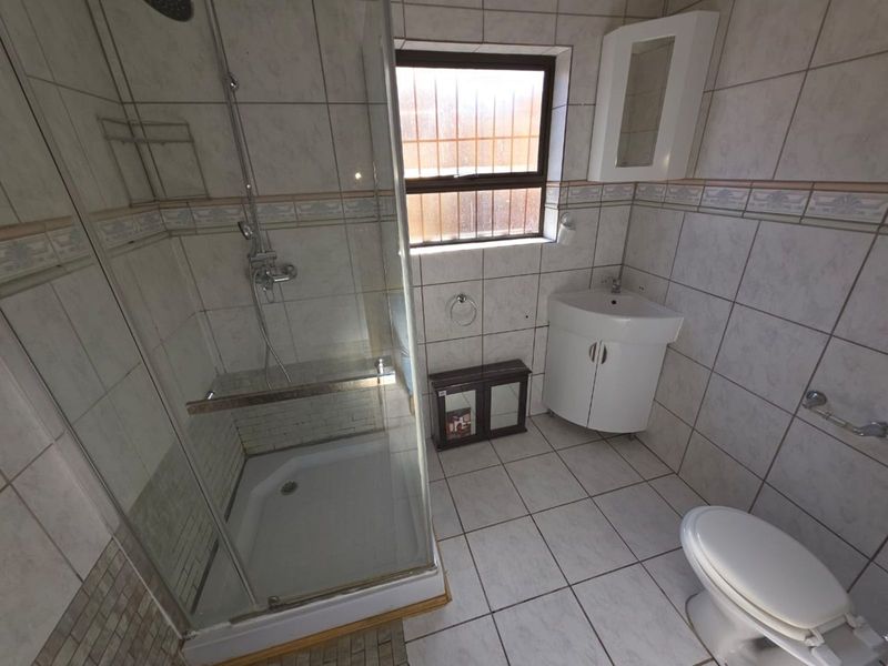 Townhouse For Sale in Royldene - Photo 10