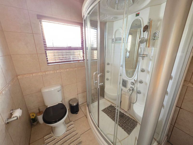 Townhouse For Sale in Royldene - Photo 9