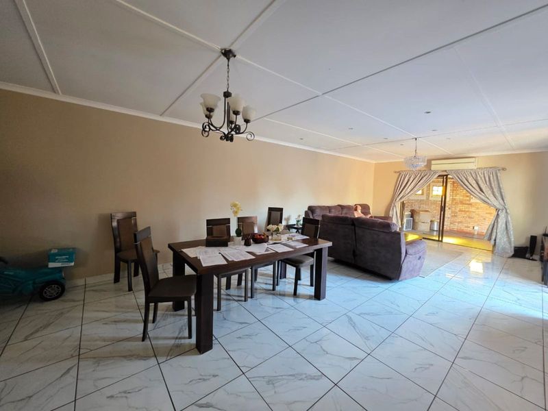 Townhouse For Sale in Royldene - Photo 3