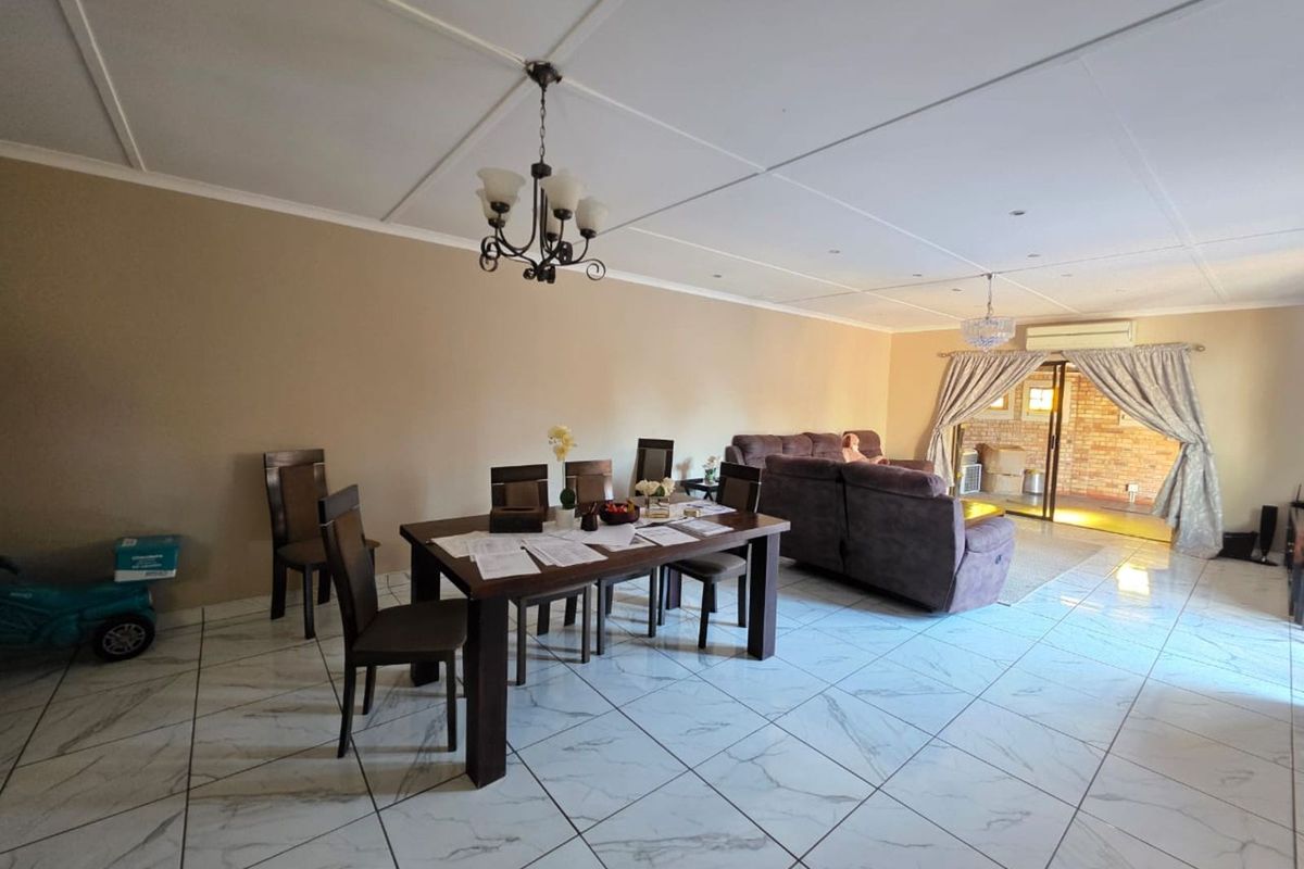 Townhouse For Sale in Royldene - Photo 3