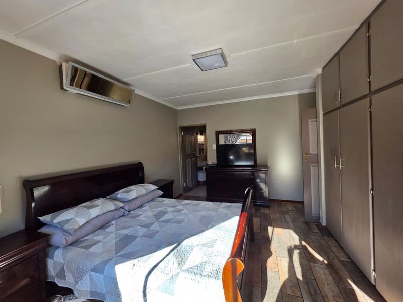 Townhouse For Sale in Royldene - Photo 8