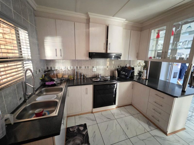 Townhouse For Sale in Royldene - Photo 7