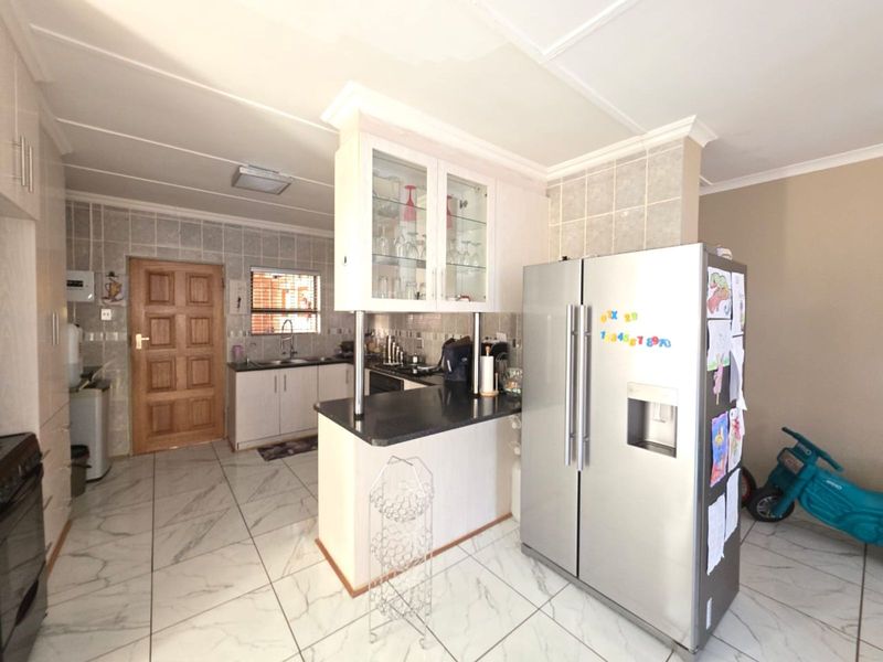 Townhouse For Sale in Royldene - Photo 6