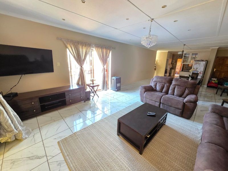 Townhouse For Sale in Royldene - Photo 2