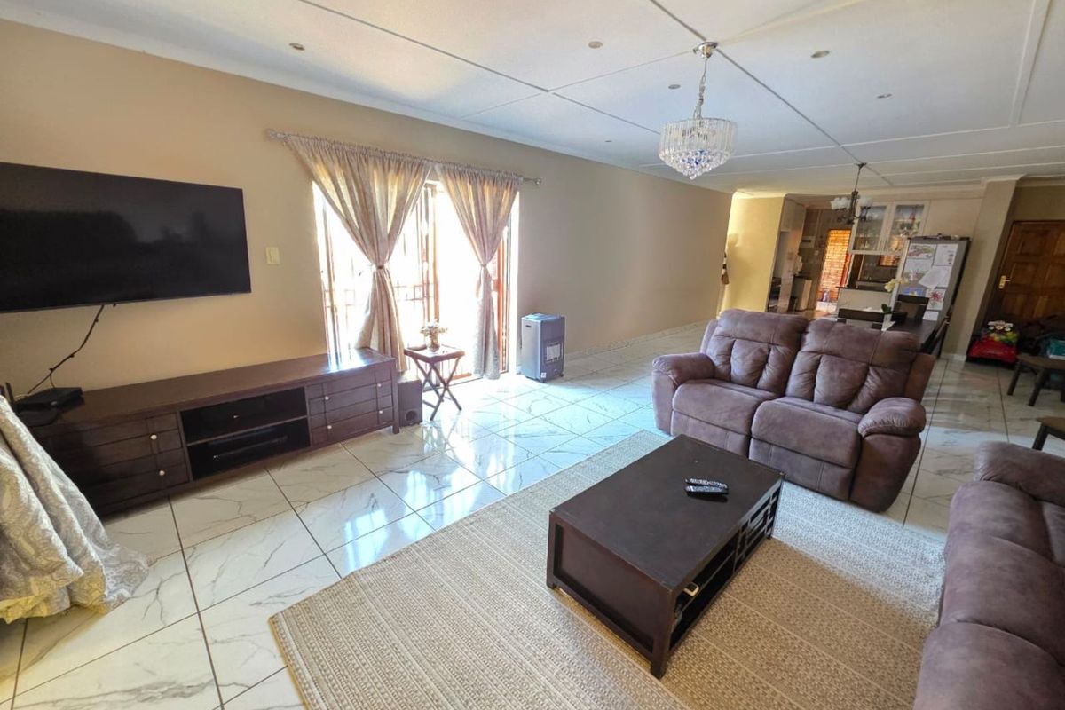 Townhouse For Sale in Royldene - Photo 2