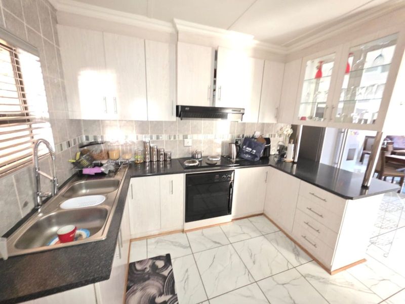 Townhouse For Sale in Royldene - Photo 5