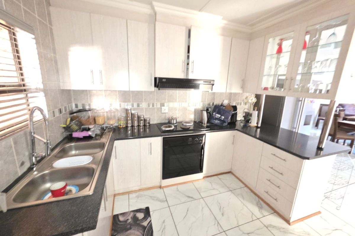 Townhouse For Sale in Royldene - Photo 5