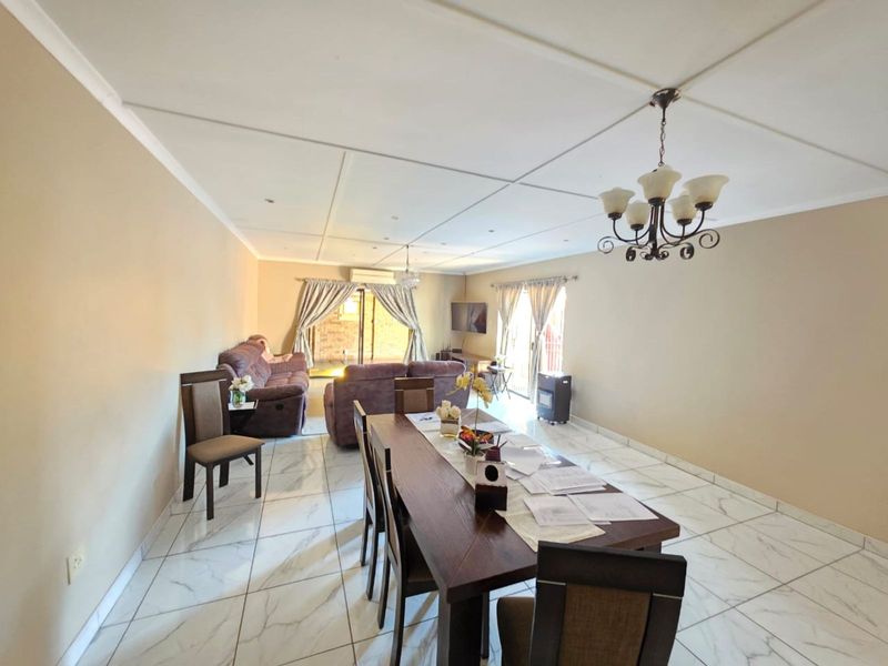 Townhouse For Sale in Royldene - Photo 4