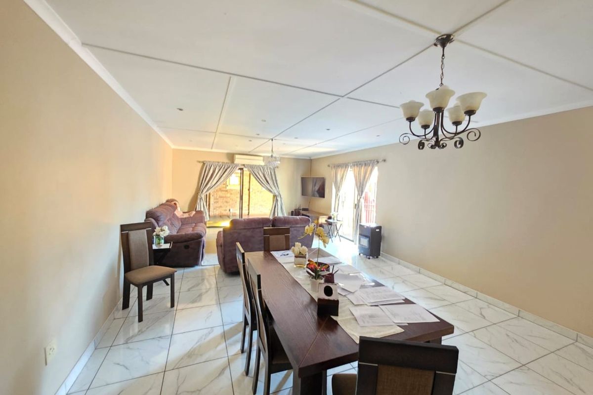 Townhouse For Sale in Royldene - Photo 4