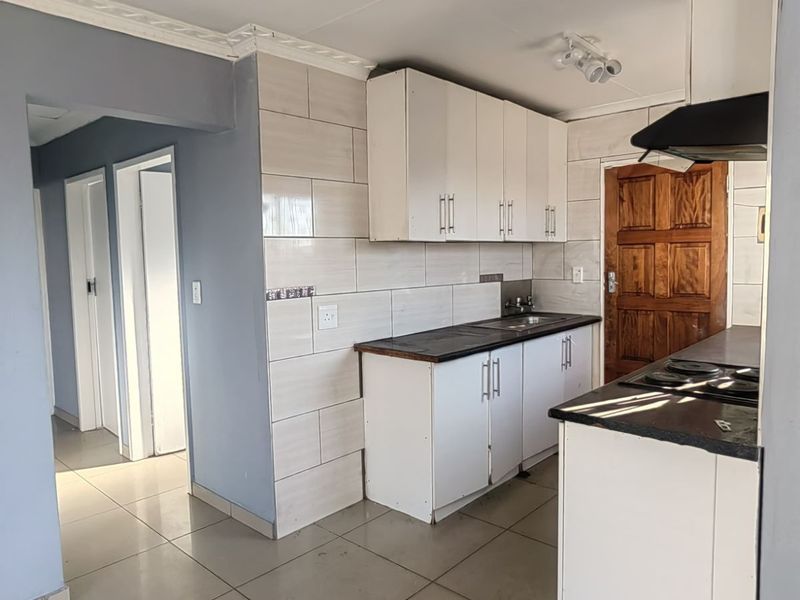 House For Sale in Rosslyn - Photo 4