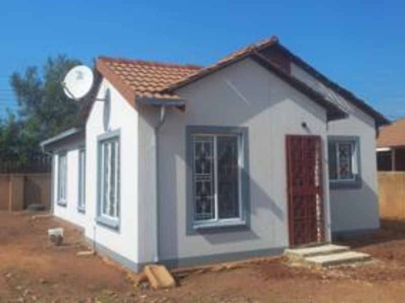 House For Sale in Rosslyn - Photo 2