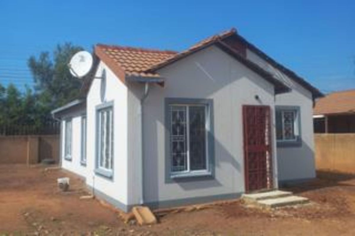 House For Sale in Rosslyn - Photo 2