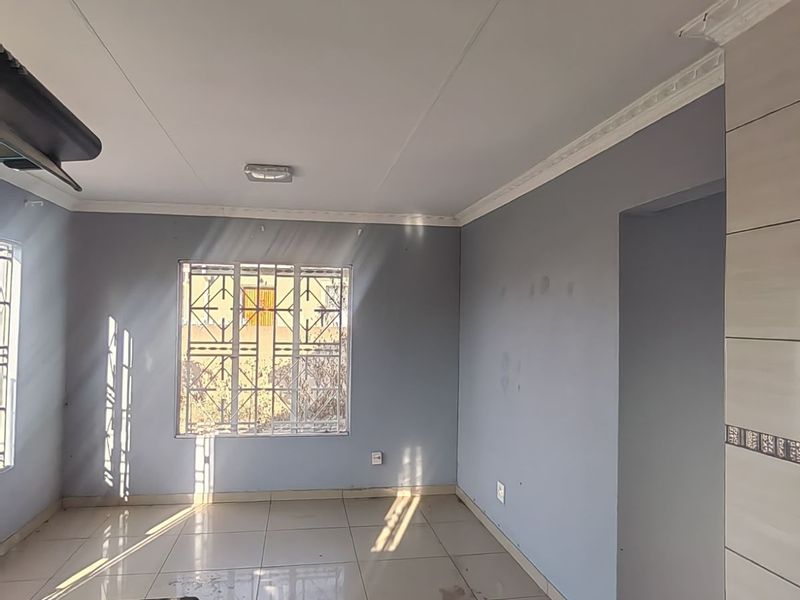 House For Sale in Rosslyn - Photo 5