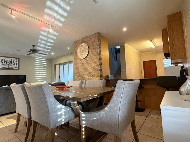 House For Sale in Amberfield Manor - Photo 2