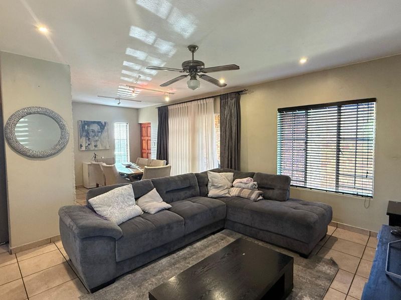 House For Sale in Amberfield Manor - Photo 5