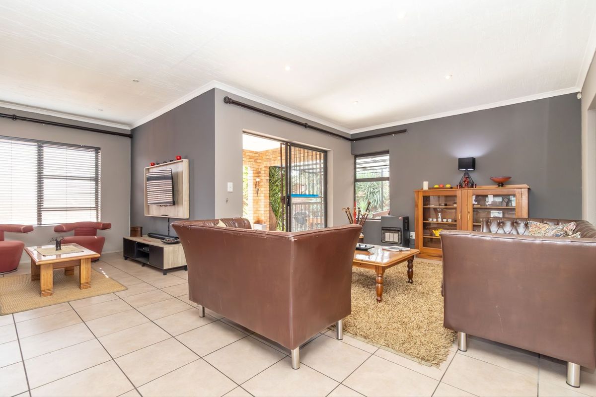 House For Sale in Honeydew Manor - Photo 4