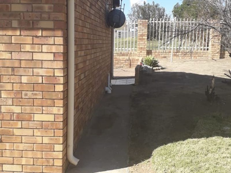 House For Sale in Ladybrand Central - Photo 4