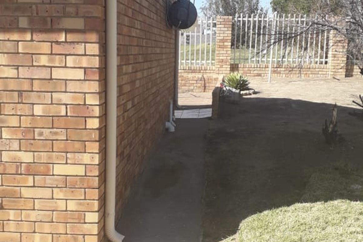 House For Sale in Ladybrand Central - Photo 4